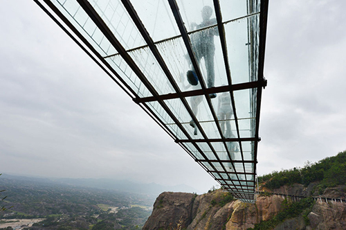 طراحی بزرگترین پل شیشه ای جهان / گزارش تصویری