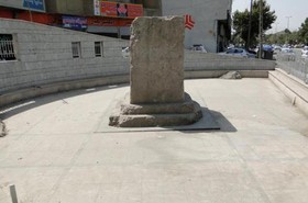سنگ نبشته تاریخی خرم‌آباد بی‌دفاع در برابر باد و باران