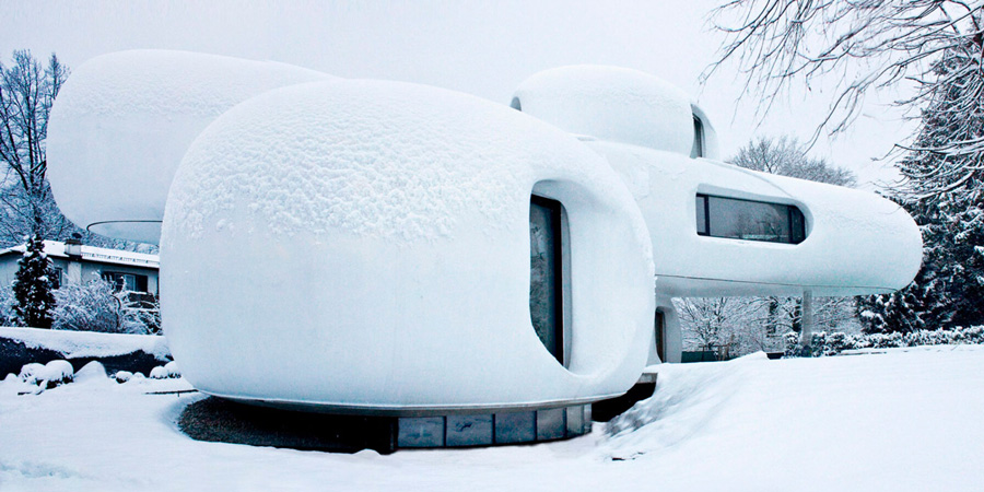 curved timber frame shapes an amorph living sculpture by lechner & lechner