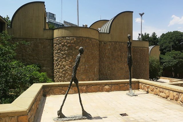 دو مجسمه آلبرتو جاکومتی در حال مرمت و جابه جایی