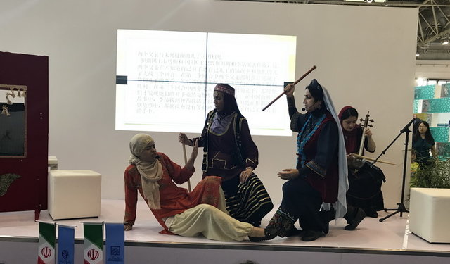 اجرای نمایش سنتی ایران در نمایشگاه کتاب پکن
