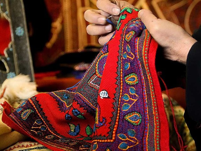 گلایه هنرمندان صنایع دستی از نبود بازاریابی حرفهای