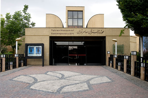 سخنرانی و نمایش فیلم در کنار نمایشگاه "پرویز تناولی و شیرهای ایران"