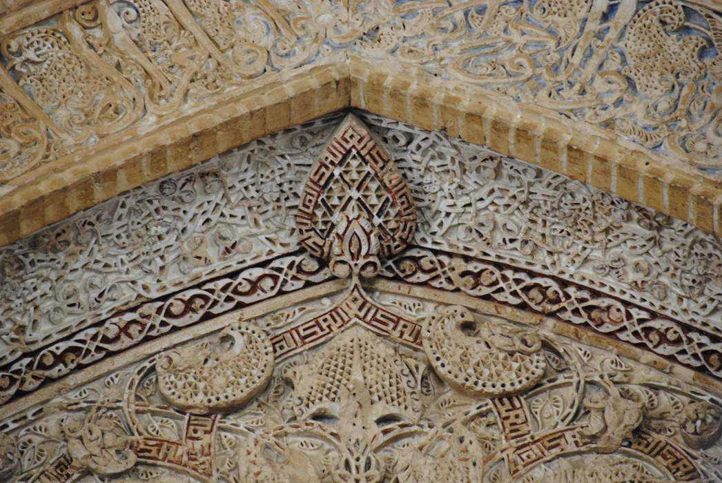 محراب گچبری مسجد اشترجان اصفهان در موزه دوران اسلامی موزه ملی ایران به نمایش درآمد