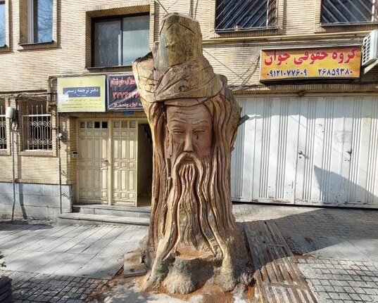بقایای چنار ۳۵۰ ساله در باغ‌فردوس به مجسمه مولانا تبدیل شد