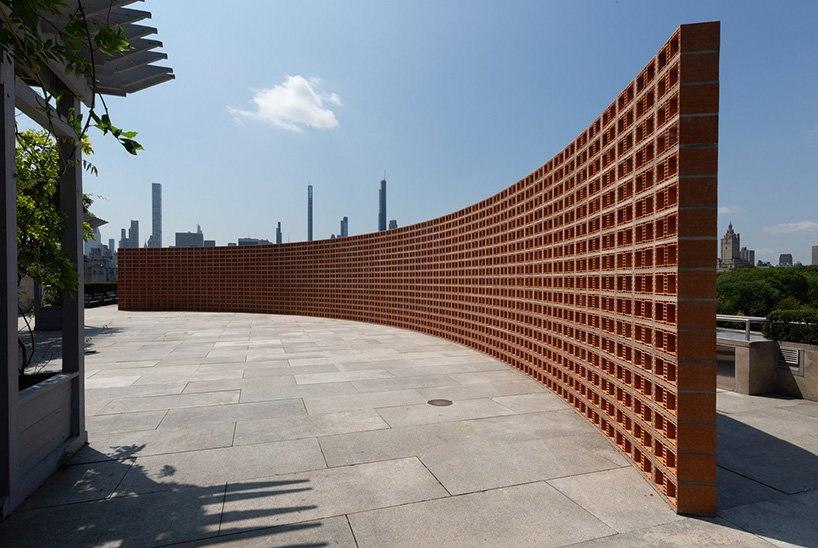 hector zamora installs lattice detour at the met — a curved, see-through brick wall