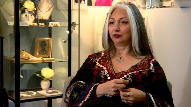 طراح جواهری که از سوزندوزی افغانستان الهام می گیرد