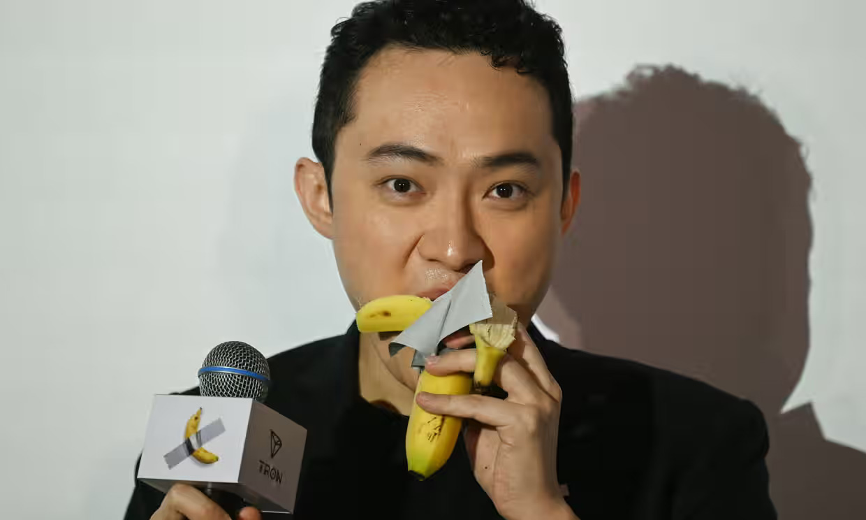 Justin Sun Eats the Banana He Bought for $6.2 M. at Sotheby`s in New York Last Week