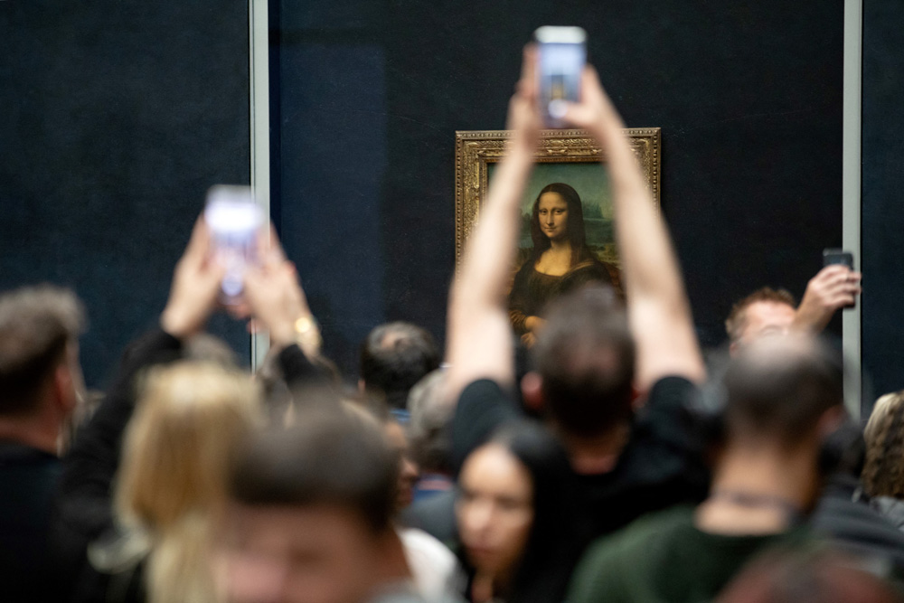 Louvre Considers Moving Mona Lisa To Underground Chamber To End "Public Disappointment"